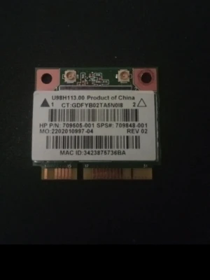 Trådlöst nätverkskort mini PCIe - Säljer ett trådlöst nätverkskort med mini PCIe-anslutning, mestadels i grönt kretskort med vita och svarta detaljer. Kortet har två antennkontakter och etikett med serienummer och MAC-adress. Perfekt för dig som vill uppgradera din laptop eller stationära dator.