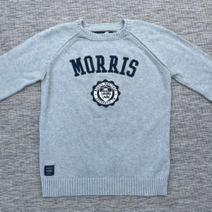 Morris tröja - Säljer denna riktigt feta stickade Morris tröjan!👏 Storlek S, Skick: 9/10🌟 Hör gärna av er om ni har funderingar🤝