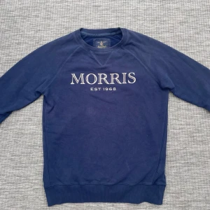 Morris tröja - Säljer denna riktigt feta Morris tröjan!👏 Storlek: XS⭐️Skick: 8,5/10🌟Hör gärna av er vid funderingar🤝