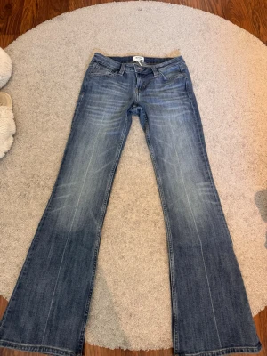 Weekday Jeans - Lågmidjade Jeans ifrån Monki/ Weekday! Super sköna och snygga men jag säljer de pga för stora för mig. Jag är 168cm och de är lite långa men inget jag störde mig på. Aldrig använda utan bara testade.