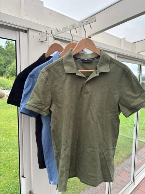 3-pack J.Lindeberg pikéer - 1st svart M | 1st grön M | 1 st ljusblå M | alla för 749kr eller en för 299kr👌 | alla är i fint skick | perfekt paket till soliga dagar ☀️ 