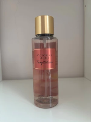 Victoria’s Secret body mist - Victoria’s Secret temptation body mist 250 ml. Ca 3/4 är kvar💕