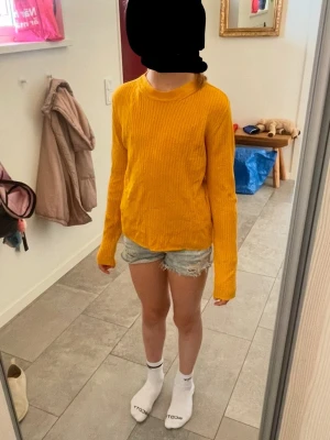 Gul långärmad tröja - Snygg gul långärmad tröja med rund hals och långa ärmar. Tröjan har ett skönt och mjukt tyg. Har sällan används så väldig få tecken på användning.