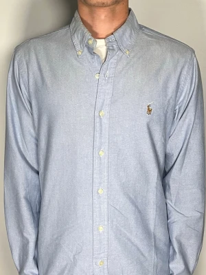 Ralph Lauren skjorta - Säljer en riktigt snygg och trendig Ralph lauren skjorta i fint skick, storlek M, vid frågor är det bara att skriva //Gramenti