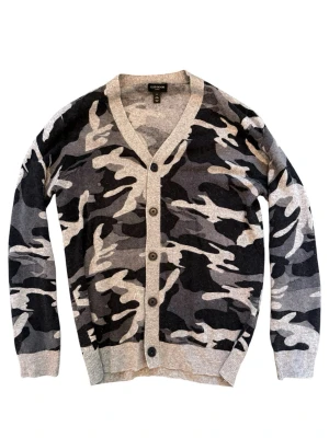 Camo cardigan från club room - Använd ett fåtal gånger. 100% Kashmir. Nypris 3000-4000.
