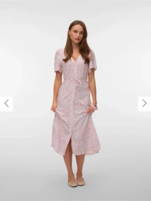 Sommarklänning  - Oanvänd , Från veromoda nypris 500kr vit med rosa blommor knytband i midjan . 