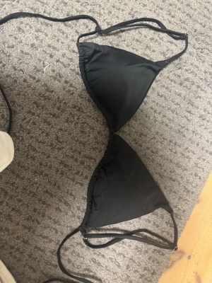 Bikini top - Svart enkel bikini top, endast provad