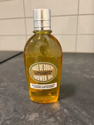 L'Occitane Amande Shower Oil 250ml - duscholja från L'Occitane med mandelolja. Helt ny och oanvänd. 