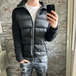 J.lindeberg jacka - Storlek M men storlekslappen är avklippt. Passar dig som är mellan 178-188cm. Nypris ca 4000kr. Modellen är 185 cm, 79 kg.  Priset är inte hugget i sten
