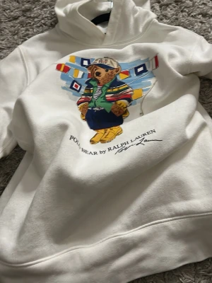 Ralph Lauren hoodie - Säljer då den aldrig kommer till användning. Den är i nytt skick och endast använd ett fåtal gånger.  storlek 14/16 år