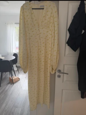 Lång gulblommig klänning från Adoore - Långklänning från Adoore i gult med blommigt mönster. Använd 1 gång så precis som ny👌🏼 Inga skavanker🩷