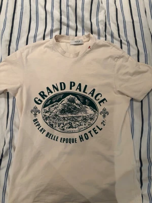 Beige t-shirt Replay  - Fet t-shirt från replay