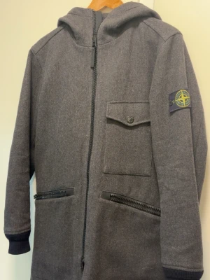 Stone island jacka - Säljer en absolut fet stone island parka som är väldigt stilren och snygg till höst/vinter som jag fick i present förra året men aldrig har burit innan då den inte är min stil, Jackan har inga fel skråmor eller hål alls den kostar hela 13 999:- nypris men vill få bort den billigt för den bara hänger hemma