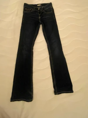 Mörkblå lågmidjade  bootcut jeans  - Sömmen på bakfickan e av men märks ej av, skriv för mer frågor, strlk 158