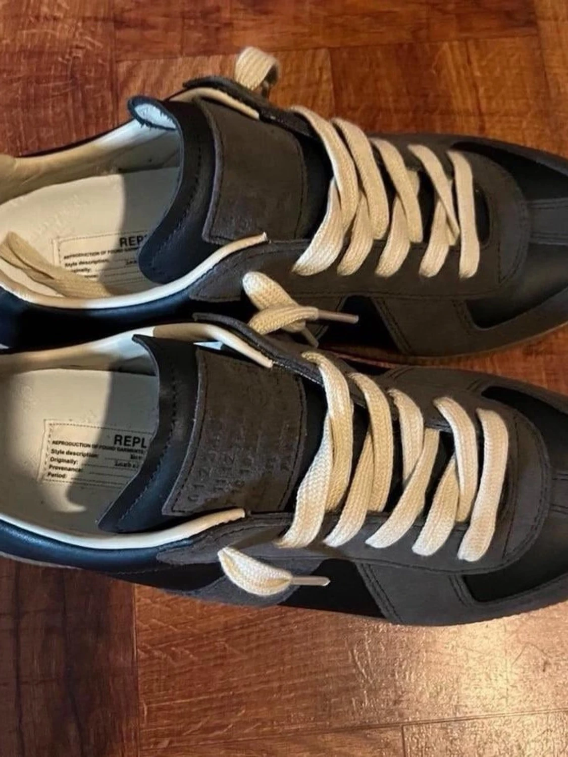 Svarta sneakers med vita detaljer - 2