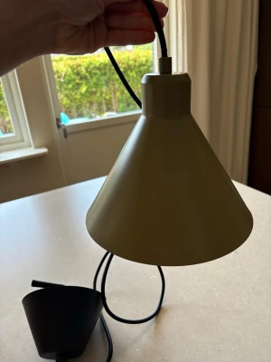 2 x Olivgrön taklampa Noah från Ellos - Säljer 2 st stilrena taklampor Noah från &Home (Ellos Home) i olivgrön färg. Lampan har en konformad skärm i metall och svart sladd. Perfekt för att ge rummet en modern touch, aldrig använda!