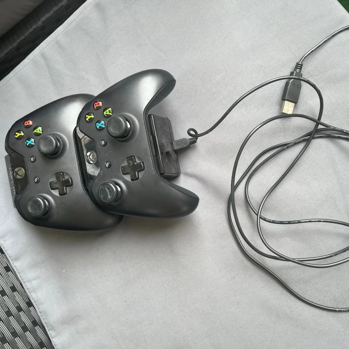 Svarta Xbox-handkontroller med laddstation - 2