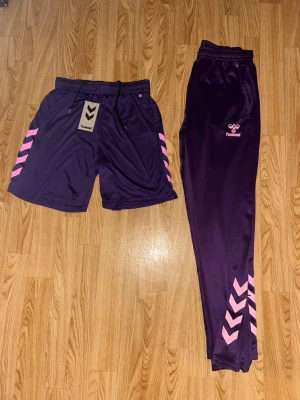 Lila träningsset från Hummel - Byxor och shorts från Hummel båda i storlek S, aldrig använda bara testat 