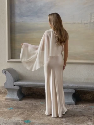 Balklänning  - Säljer nu denna otroliga champagne färgade balklänning från Gina, den är endast testad och är alltså som ny.🙌💌Den sitter helt otroligt och är perfekt i längden för någon som är mellan 160-170. Super fin klänning både till skolbal men även till andra tillställningar! 