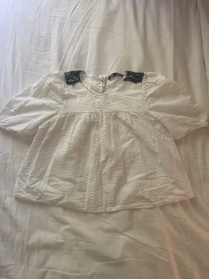 Bomulls blus med svarta spets detaljer  - Från Zara. 100% bomull. Använd flera gånger men fortfarande i gott skick. Sann i storlek. Lite kortare i modellen 