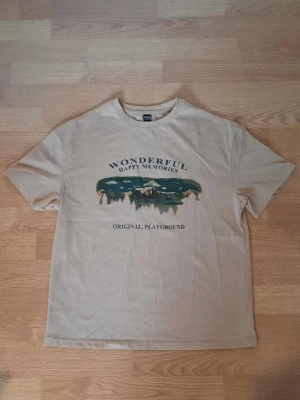Beige t-shirt med tryck - Beige t-shirt med tryck från Dazy. Den är i storlek S och materialet är bomull och polyester. Endast använd en gång ☀️