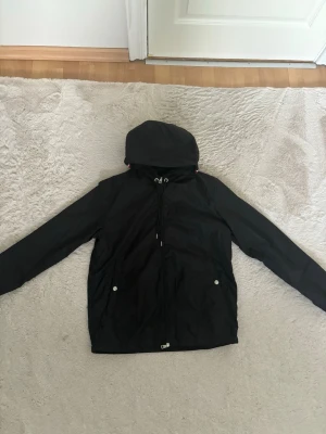Svart Moncler Windbreaker  - Skön Moncler windbreaker i ett väldigt bra skick. Den har NFC scan och är i toppkvalitet. Pris kan alltid diskuteras vid snabb affär! Hör av dig vid minsta lilla fundering så svarar jag. Fraktar inom 0-1 dagar. 