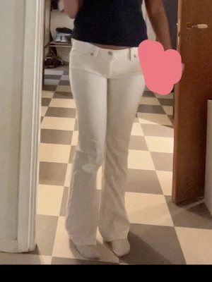 Vita bootcut jeans från Miss Me - Snygga vita bootcut jeans från Miss Me med dekorativa sömmar och silverfärgade knappar. Jeansen har låg midja och klassisk femficksdesign. Perfekta för dig som vill sticka ut med en fräsch och trendig look. köpta för 1600