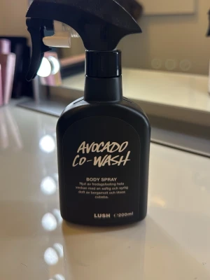 Lush Avocado Co-Wash Body Spray - Fräsch body spray från Lush med doft av bergamott och litsea cubeba. Flaskan rymmer 200 ml och har en praktisk sprayfunktion. Perfekt för dig som gillar fruktiga och syrliga dofter. cirka halva kvar i flaskan.