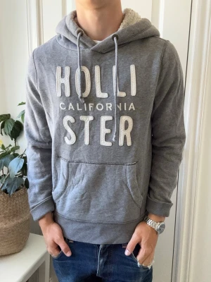 Hollister hoodie  - Hollister hoodie, Inga defekter! Modellen i bilderna är 180 cm 75 kg och bär Storlek M , Kom med frågor! 🌟 (Kan gå ned i pris vid köp av paket 😉) 