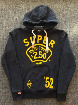 Superdry hoodie ~ vintage  - Sjukt eftertraktad Superdry hoodie ~ vintage modell | st L | färg marinblå | klassisk passform | perfekt vintage piece | OBS kan gå ner lite i pris vid snabb affär! 🏄