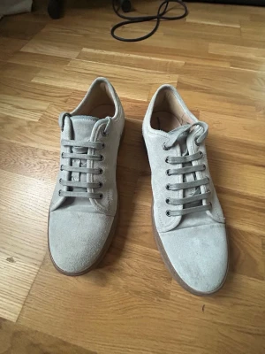 Lanvin skor - Ljus gråa Lanvin skor i stort sett nyskick med Storlek 45. Finns tecken på användning på sulan men det syns inte när man har på sig dem. Låda och dustbags tillkommer. Hör av dig om intresserad🤩