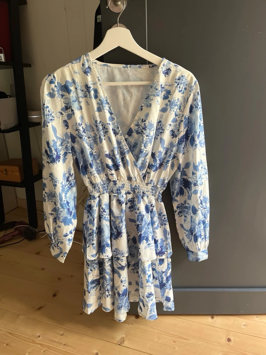 Blå blommig klänning - 4