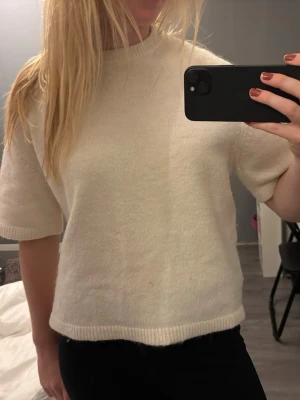 Vit stickad tröja från Gina Tricot - Säljer en enkel och stilren vit stickad tröja från Gina Tricot. Använd men fint skick!