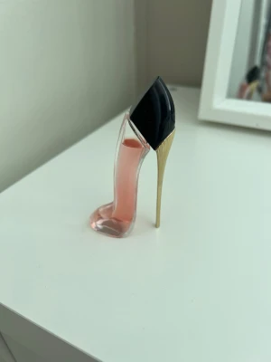 Carolina herrera mini parfym - Carolina herrera parfym som är doften Good girl very💕 har aldrig använt den bara doftat men den är inte min doft🩷