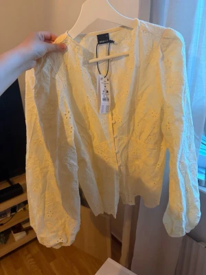 Gul broderad blus med puffärm Gina tricot  - Snygg gul blus med broderade blommor och knappar framtill. Blusen har v-ringning och långa puffärmar med fina detaljer. Tillverkad i ett lätt och luftigt tyg som ger en romantisk känsla. Perfekt att styla med jeans eller kjol. Aldrig Andvänd perfekt till sommaren 🌼😍 pris kan diskuteras 