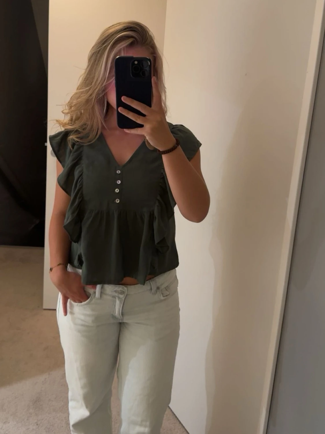 Mörkgrön blus med volanger och knappar