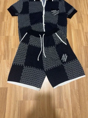 LV dress - Lv dress som är jätte fin och bra skick 