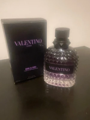 Valentino born in roma Purple Melancholia - Säljer en Valentino Uomo Born In Roma parfym. Flaskan är genomskinlig med lila nyans och har ett coolt nitat mönster. Svart etikett med Valentino-logga och svart lock. Kommer med originalkartong. Najs kokosnöt och lavender doft som passar bäst på sommaren men även året om eftersom det är en ganska tung doft. Har testat den en gång så det är fortfarande 100ml kvar i den. Priset kan diskuteras.