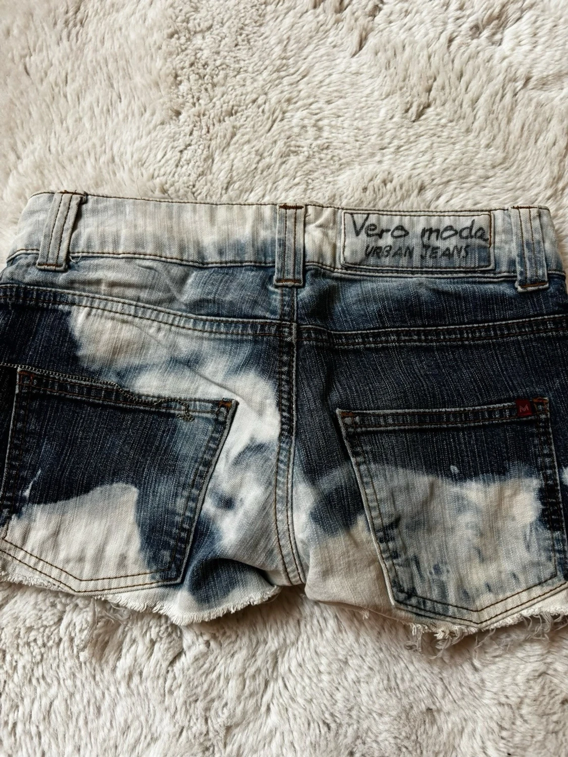 Blåvit denimshorts med fransig kant - 3