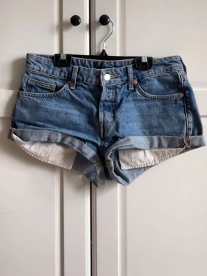 Blå denimshorts med upprullad kant - Säljer dessa weekday jeansshortsen. Väldigt bra skick 