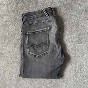 Replay Anbass W32 L34 - Aged 05 - Säljer ett par extra svårhittade replay jeans som bland annat är 05 aged vilket ger de en mer använd och snygg look. Skick: 9/10. Nypris: 1899kr. Storlek W32 L34. Skriv vid funderingar!