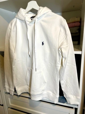 Vit hoodie från Polo Ralph Lauren S (36) - Skönt hoodie Ralph Lauren, utan prislapp.  