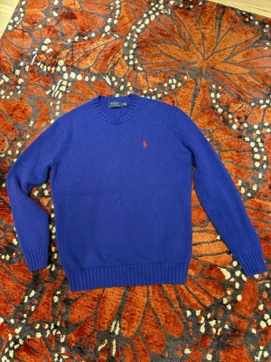 Blå Polo Ralph Lauren stickad tröja  - Blå stickad tröja från Polo Ralph Lauren. Säljer pga precis på gränsen till för liten för mig (182 cm). Storlek XS men skulle vilja säga den sitter mer som S-M. Skick 10/10 nästan aldrig använd. Nypris ca 2400kr. Tveka inte att höra av er vid fler frågor om passform eller liknande!