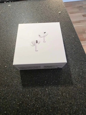 Apple Air pods PRO (Gen 2) - Hej säljer nu mina Apple Air pods pro modell generation 2 2023. Säljer dem eftersom jag köpt nya. Pris kan diskusteras i pm vid snabb affär.😁 fraktar överallt 🚚. Som ni själva ser är dem oöppnade. 
