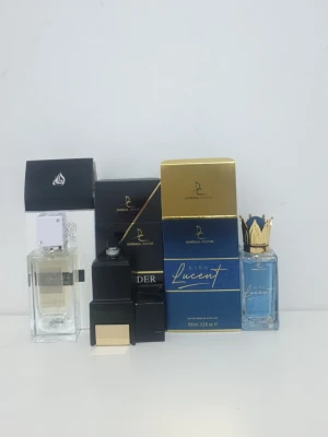 Parfymset från Lattafa och Dorinal - Alla är för 600kr Säljer ett parfymset med flera flaskor från Lattafa och Dorinal. Setet innehåller bland annat Lattafa Ana Abiyedh i en transparent glasflaska med vit och silverdetaljer samt Dorinal King Lucent i blå flaska med guldkrona. Parfymerna har eleganta förpackningar i svart, vitt, blått och guld.