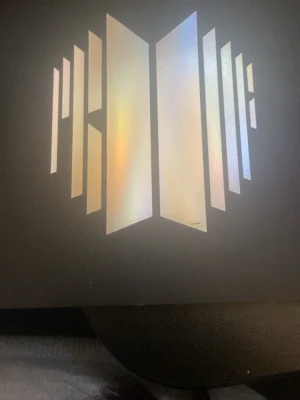 BTS Proof Album compact edition  - Säljer en BTS Proof album box med holografiskt tryck på framsidan. Boxen är svart med en stilren och modern design, och har officiella loggor från HYBE och YG Plus på baksidan. Perfekt för dig som samlar på K-pop eller BTS-merch. Original pris 370