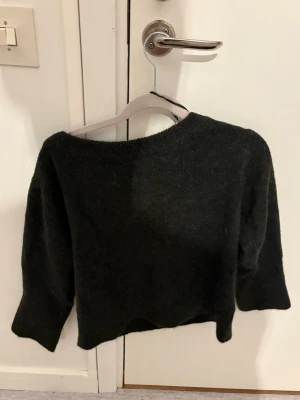Svart croppad stickad tröja - Säljer en fin och mysig svart/grön stickad tröja från Gina. Säljer då den va för liten 🥰 pris går att diskuteras 