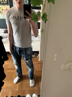 Ljusgrå Polo Ralph Lauren T-Shirt - Snygg Polo Ralph Lauren T shirt perfekt till sommar och vår! Storlek S men kan passa mindre. Ljusgrå i färgen och tillverkad i sportmaterial. Jag är 177 lång och 69 kg. Skriv vid fundering!