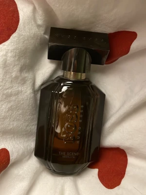 Hugo Boss parfym - The scent absolute - Hugo boss parfym (ursp 30ml) nu cirka 16-17ml. Doftar otroligt gott! Kryddigt, lyxigt! Nypris är 945:-! Säljs för 300:- | Skickar med en en extra liten gåva vid varje snabbköp. 💜 packas omsorgsfullt i bubbelplast & kartong.