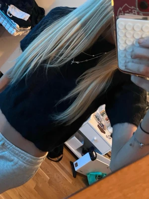 Mörkblå stickad croppad topp - Enkel och stilren croppad topp med korta ärmar.